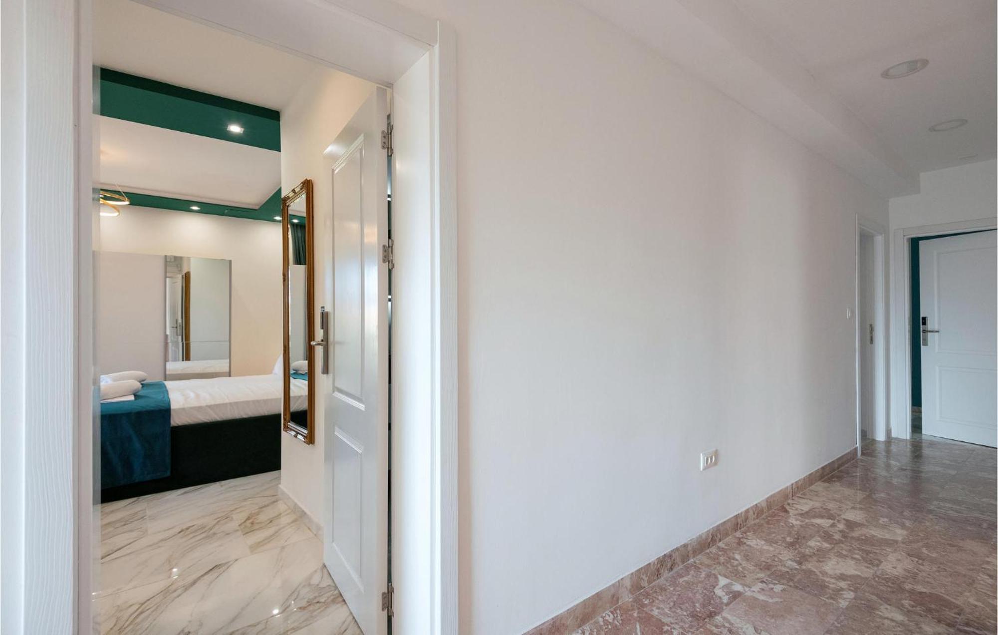 Awesome Apartment In Makarska With Wifi Extérieur photo