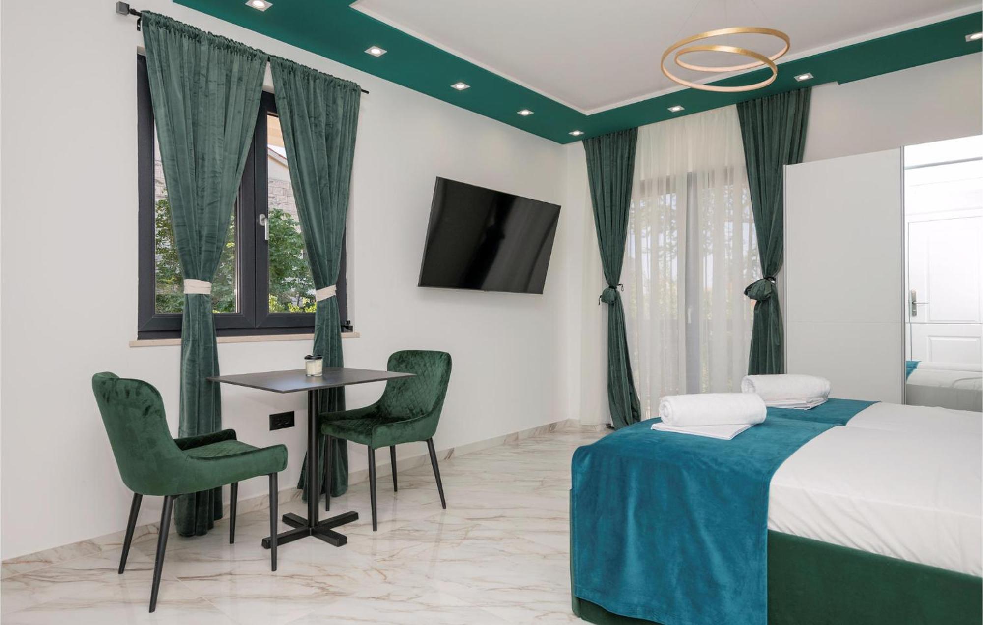 Awesome Apartment In Makarska With Wifi Extérieur photo