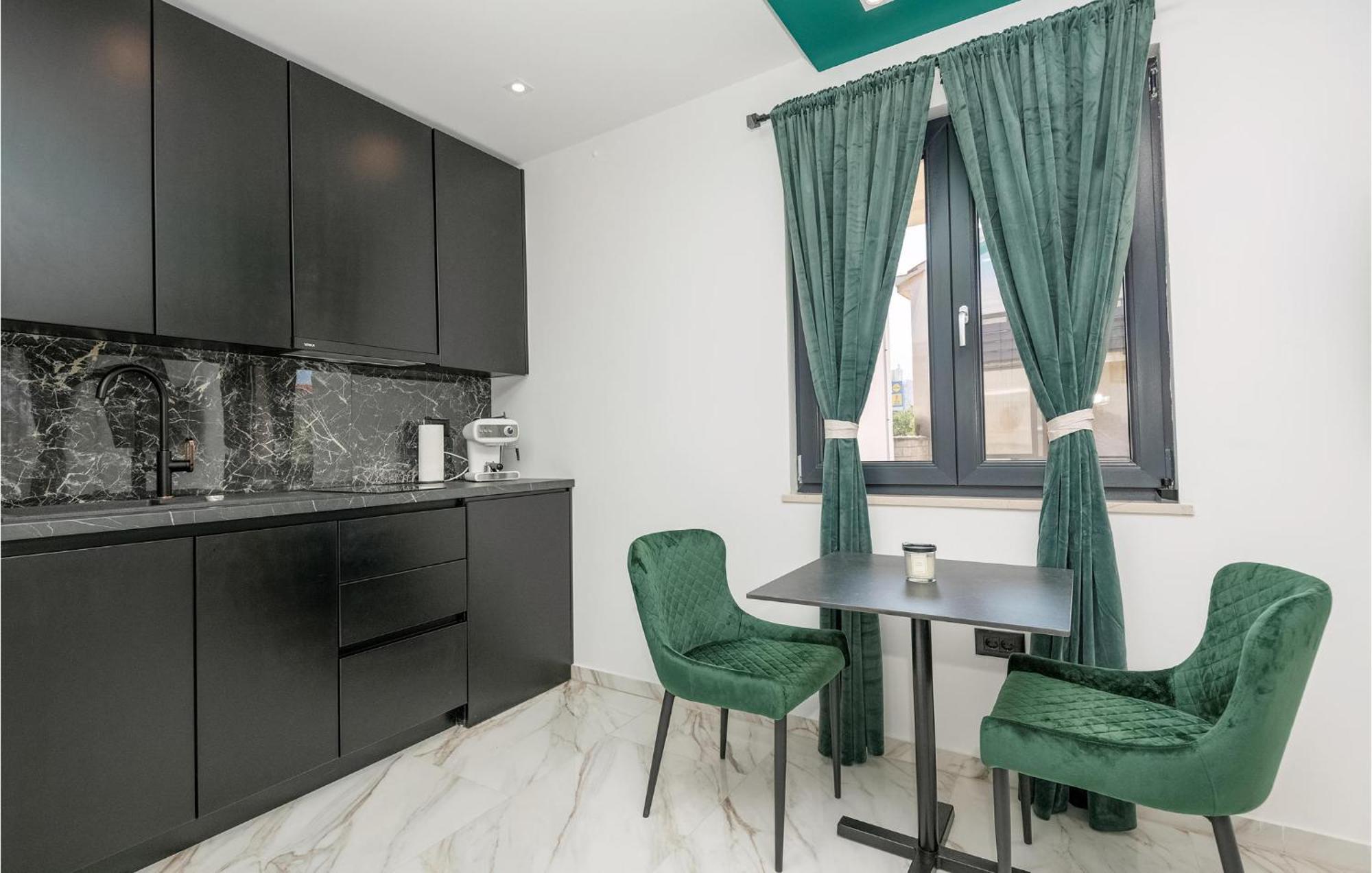 Awesome Apartment In Makarska With Wifi Extérieur photo